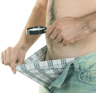 muž zkoumá svůj penis a chce ho zvětšit